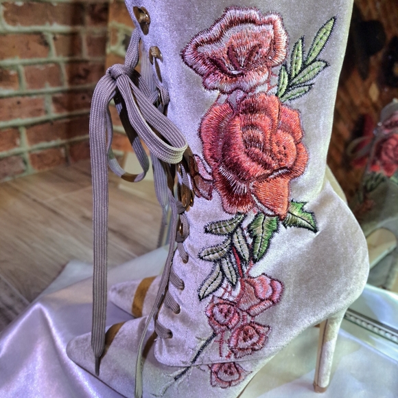 Gorgous VICTORIAN STYLE BOOTS - Picture 4 of 6